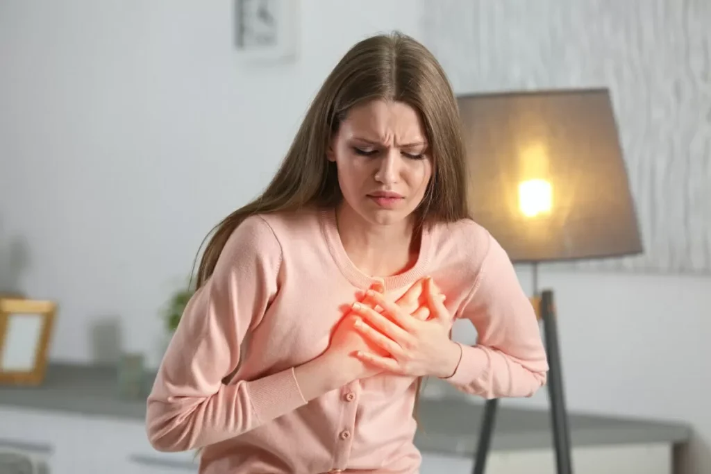 علائم حمله قلبی چیست؟ نشانه‌های اولیه، علائم در زنان و زمان مراجعه به اورژانس