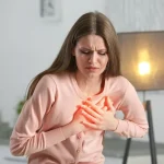 علائم حمله قلبی چیست؟ نشانه‌های اولیه، علائم در زنان و زمان مراجعه به اورژانس