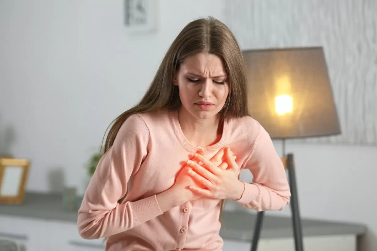 علائم حمله قلبی چیست؟ نشانه‌های اولیه، علائم در زنان و زمان مراجعه به اورژانس